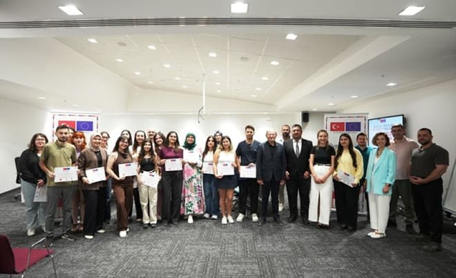 Denizli Büyükşehir ile gençler dijital tasarım alanında uluslararası sertifika kazandı