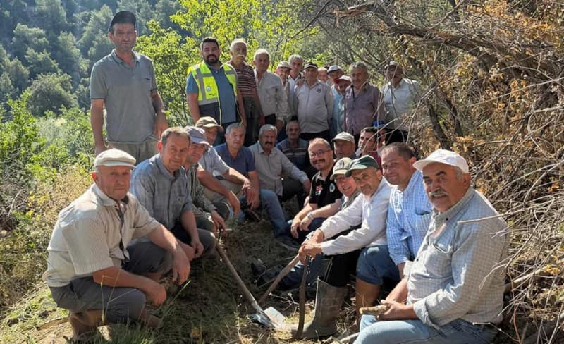 Güney'de Tarım İçin İmece Usulü Su Hattı Kuruldu, Başkan Eraydın Emeğe Ortak Oldu