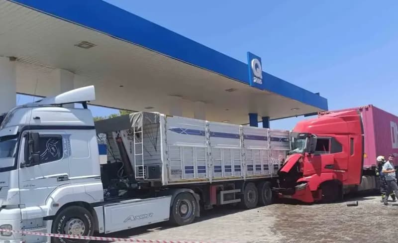 Denizli'de Bayılan Tır Şoförü Akaryakıt İstasyonuna Girdi, Bir Başka Tıra Çarptı