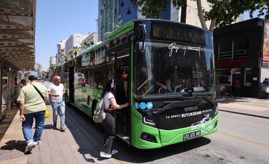 Denizli Büyükşehir Belediyesi'nin Ulaşım Desteği Binlerce Öğrencinin Yüzünü Güldürdü
